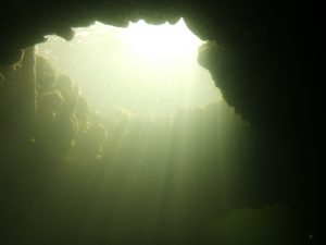 Die Sonne scheint in die Höhle